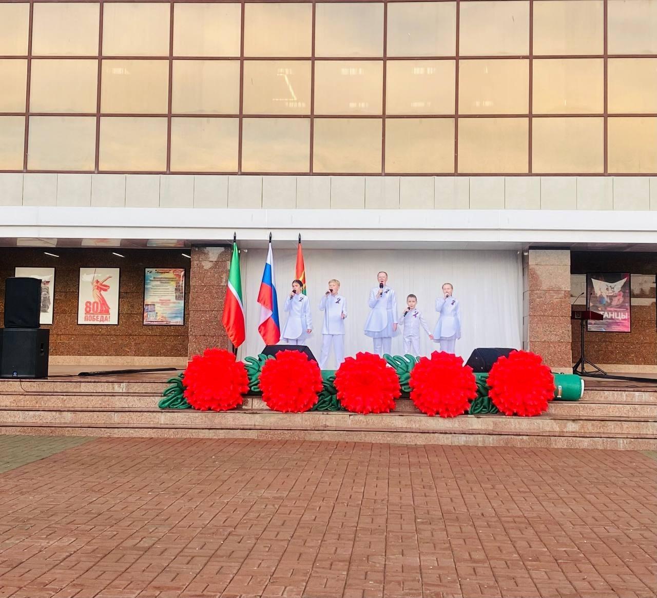 «Гордо реет флаг России»