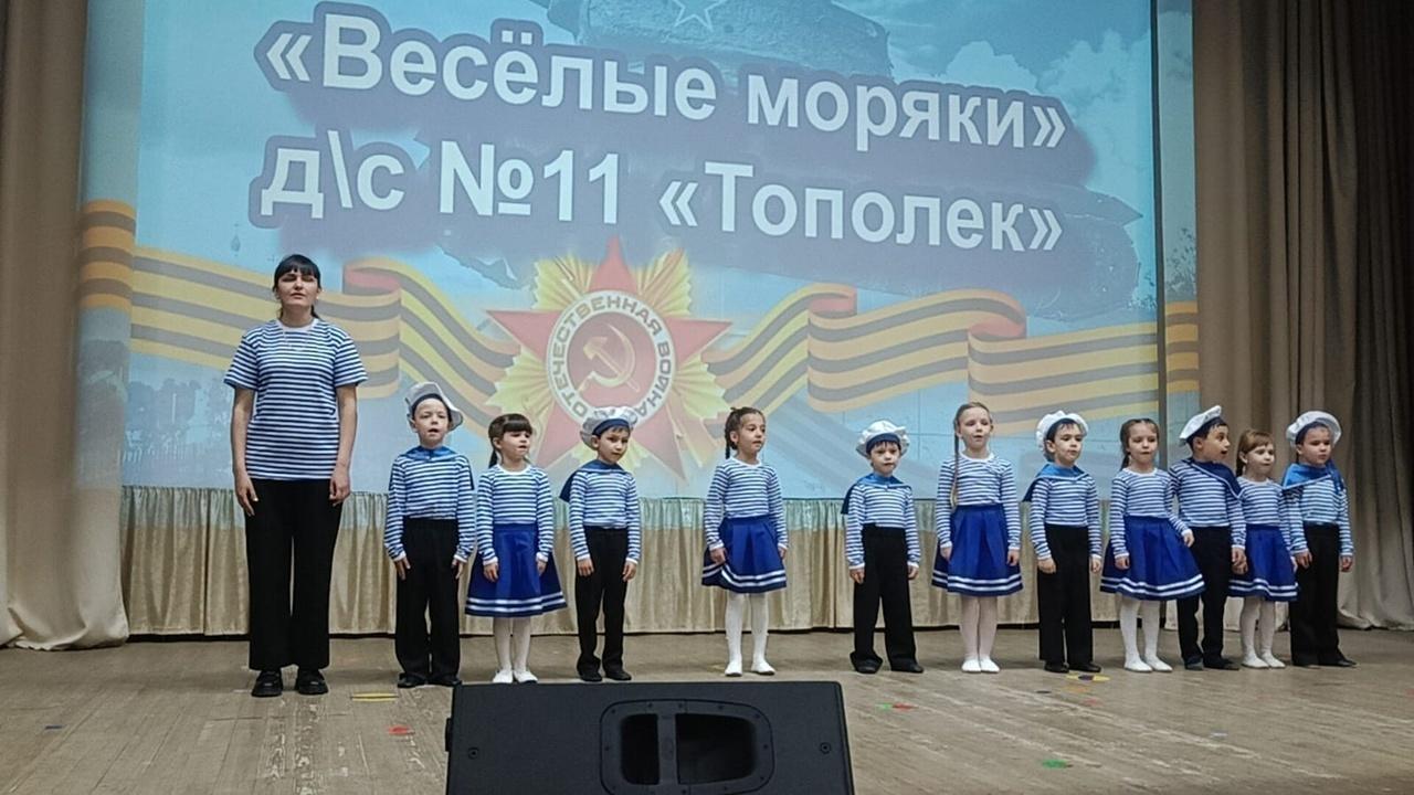 Смотр строя, песни в честь ветеранов Великой Отечественной войны «Марш наследников Победы»
