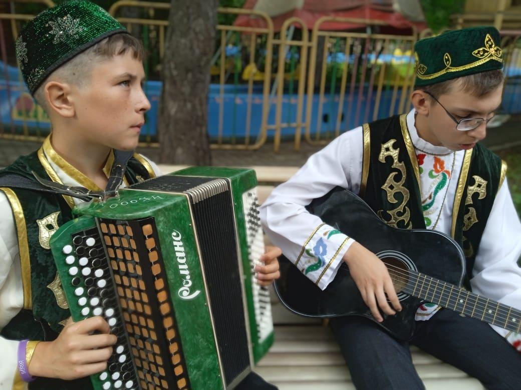 Концертная программа ко Дню матери «Загляните в мамины глаза»