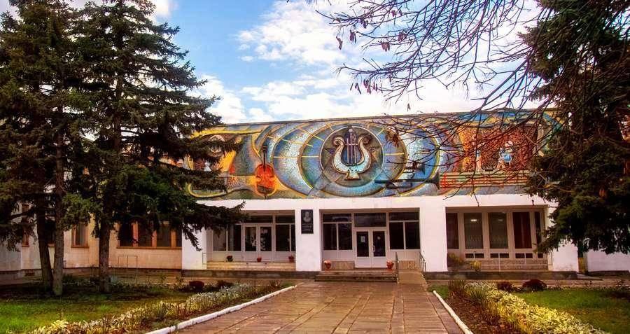 Каневская районная детская школа искусств на ул. Горького