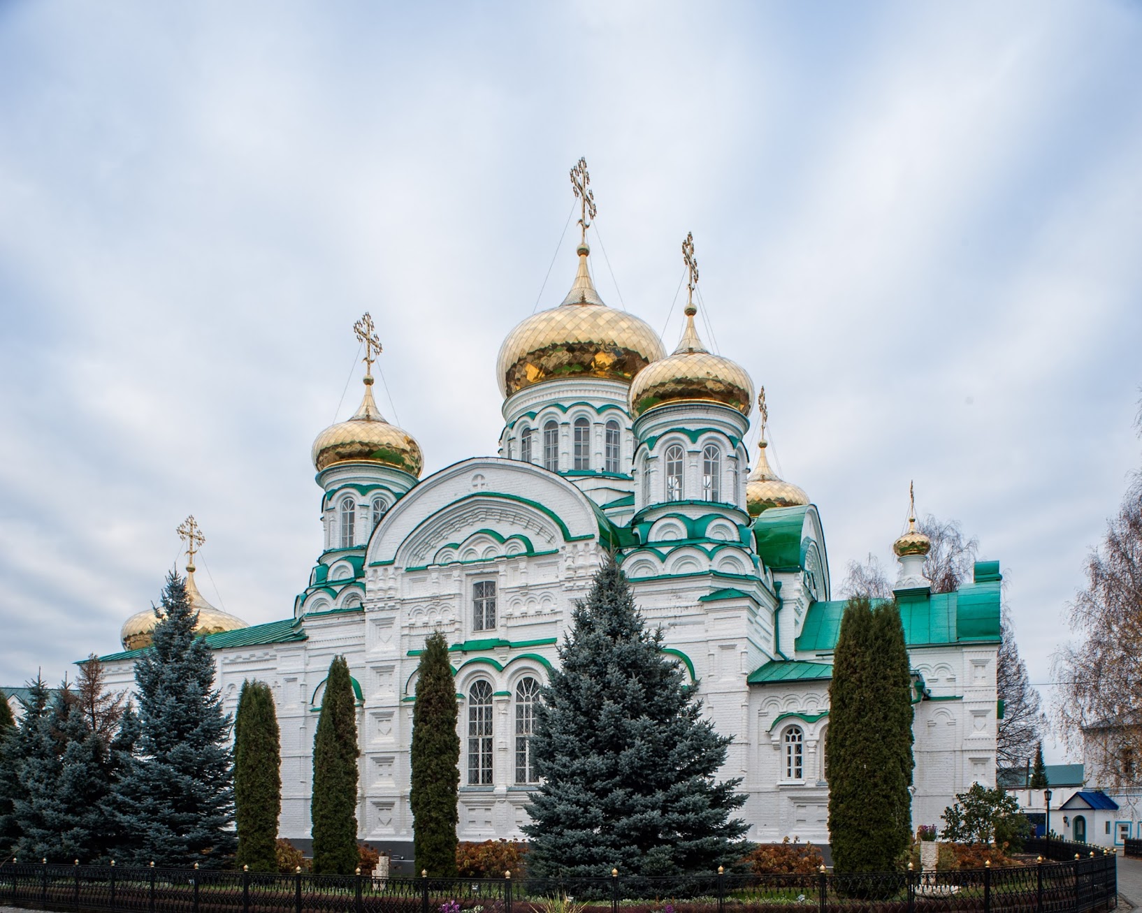 Автобусная экскурсия в Раифский Богородицкий монастырь и Храм всех религий