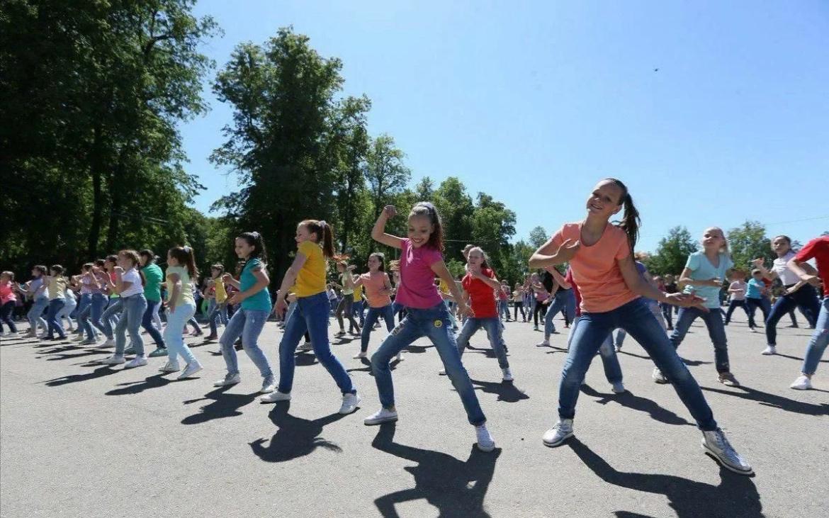 Танцуют все флешмоб ко дню танца
