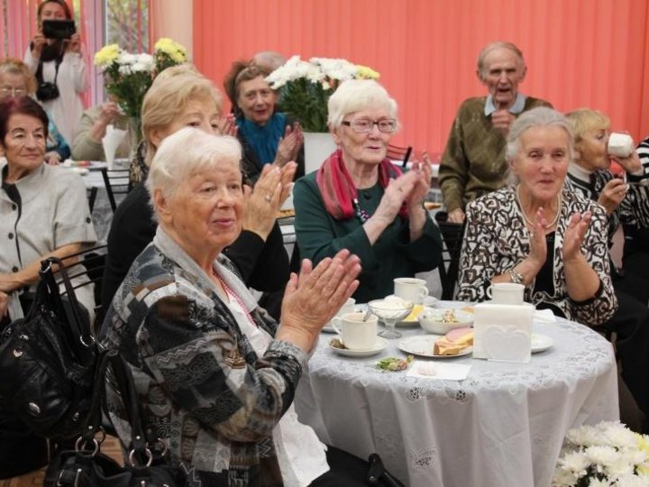 Поздравление на дому с Международным Днём пожилых людей.