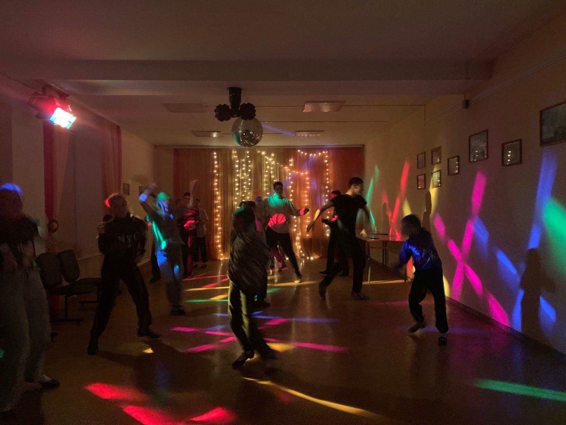 Молодежная дискотека