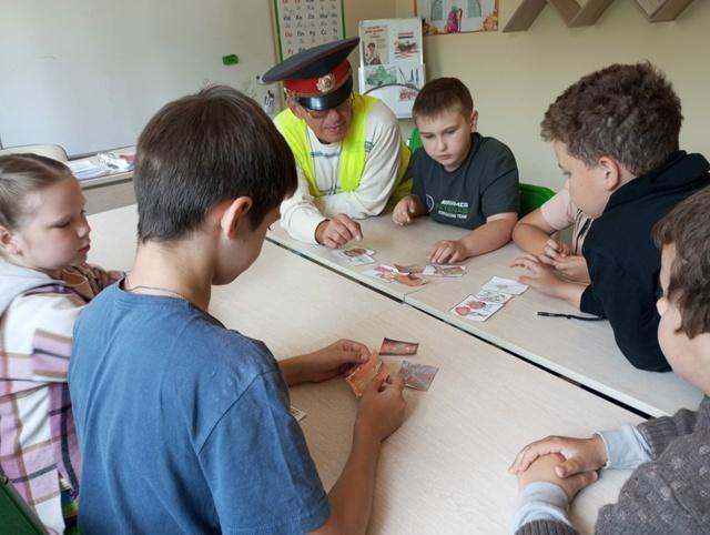 Выставка рисунков «Дорога безопасности»