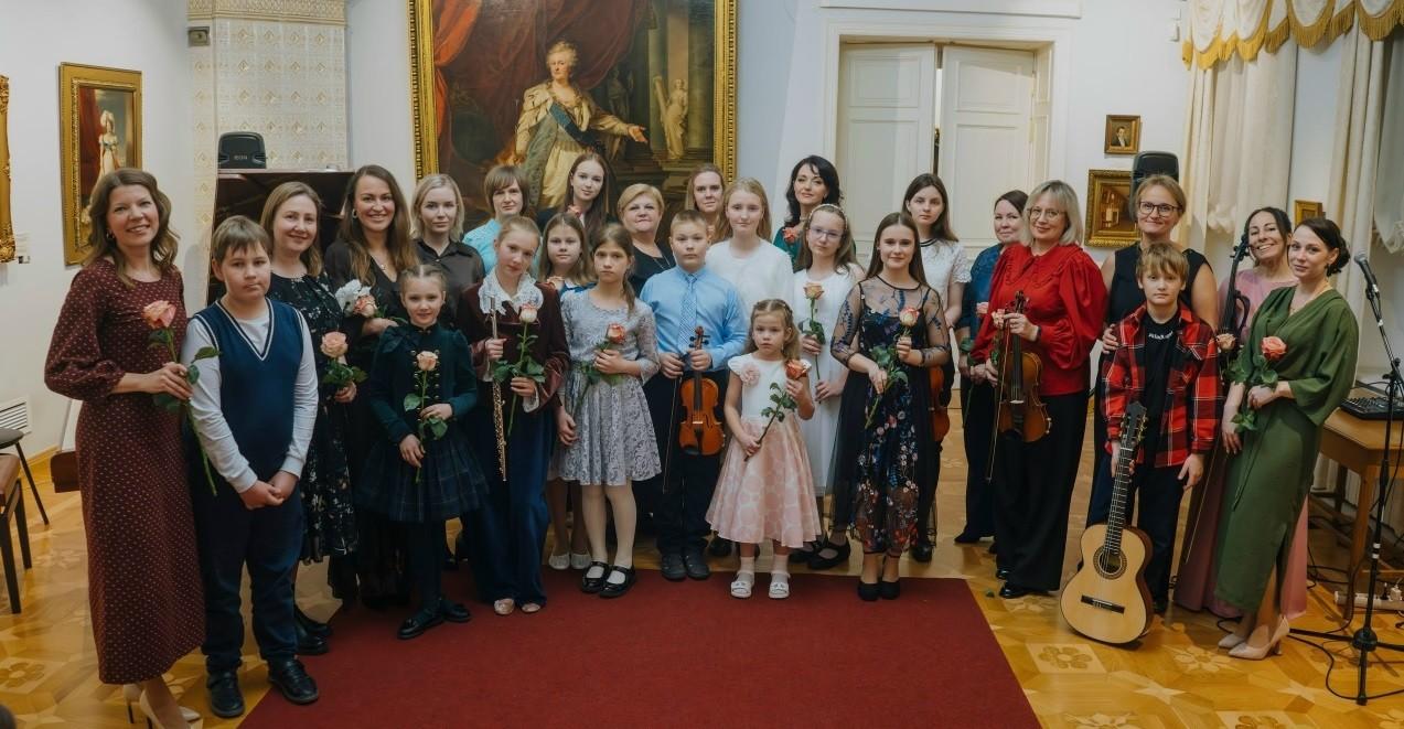 Отчетный концерт школы искусств «Фа-диез. Семь нот семейного счастья»