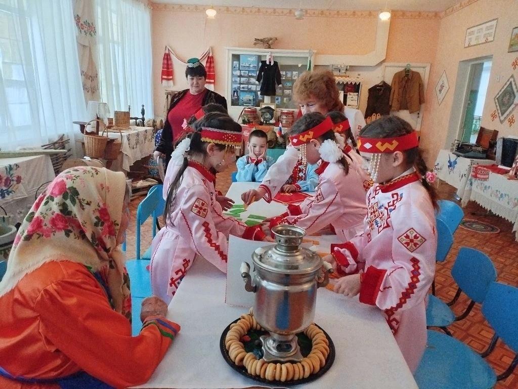 «Жили по соседству»–фольклорная беседка