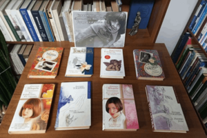 Книжная выставка «Знакомьтесь: Виктория Токарева и её книги»