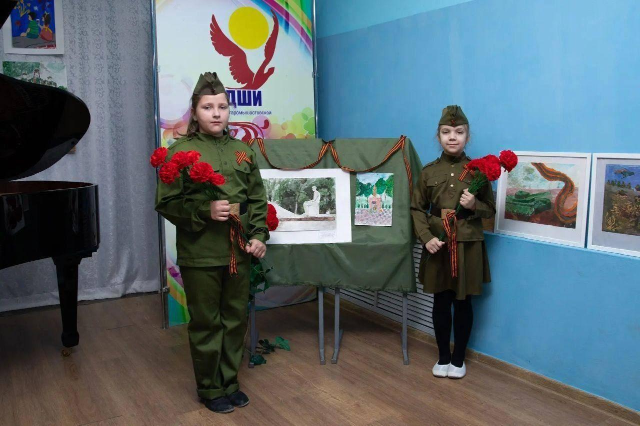 Выставка творческих работ военной тематики «Этих дней не смолкнет слава»