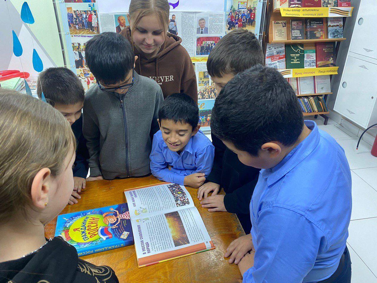 Книжная выставка « Путь к Победе через литературу»