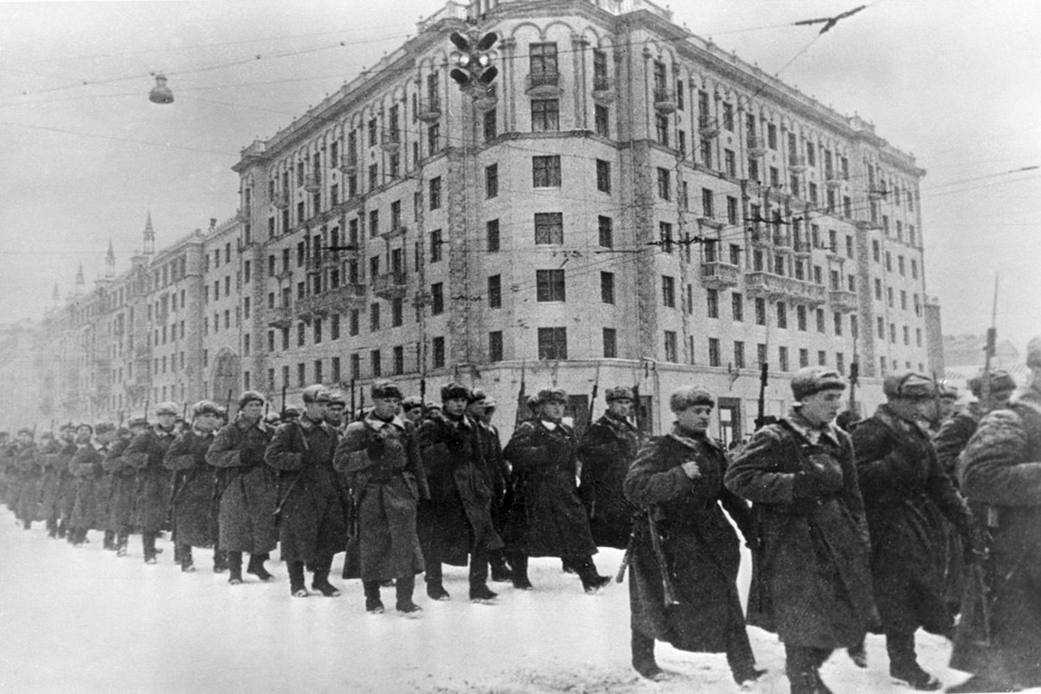 «Битва под Москвой. Начало победы»: книжная выставка