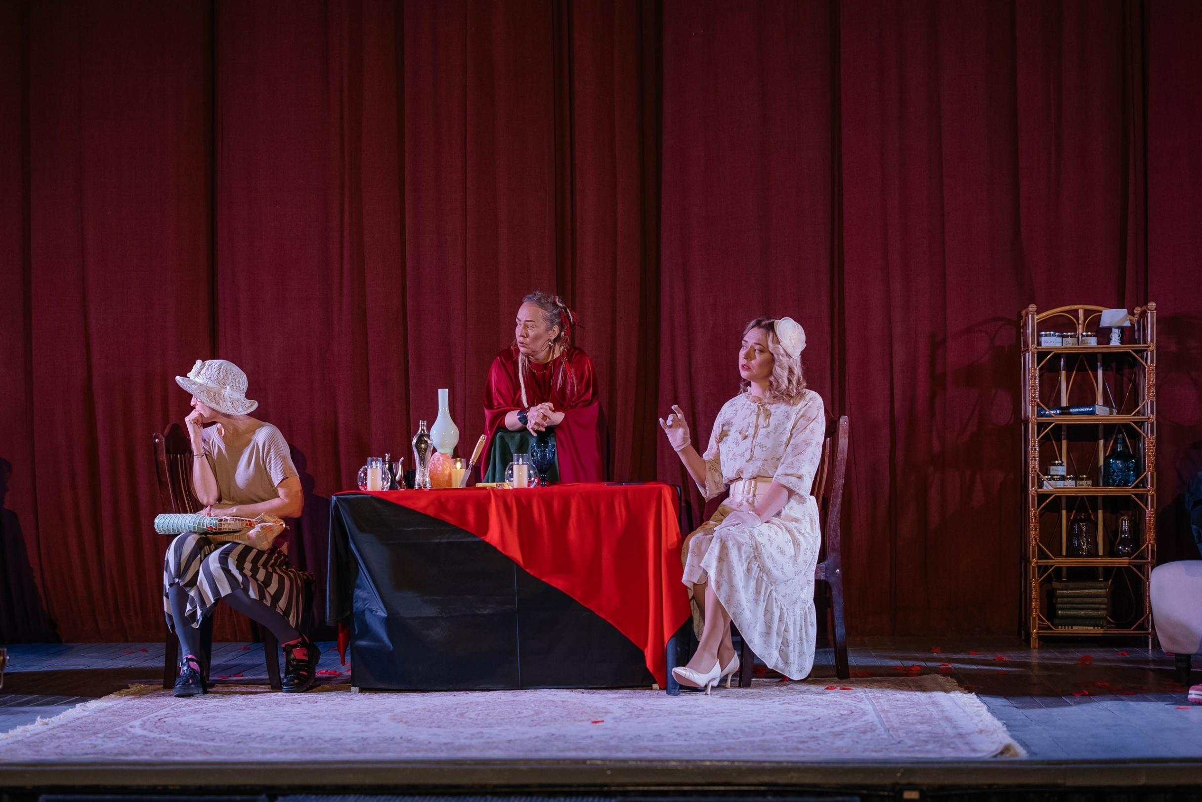 Спектакль театрального кружка города «Р»