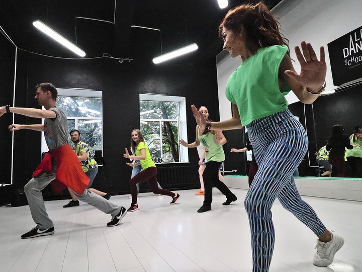 Ливита студия танцев. Zumba Мария Хохрякова. Зумба во Владимире. Студия танца Alpha Dance. Рубен зумба Шахты.