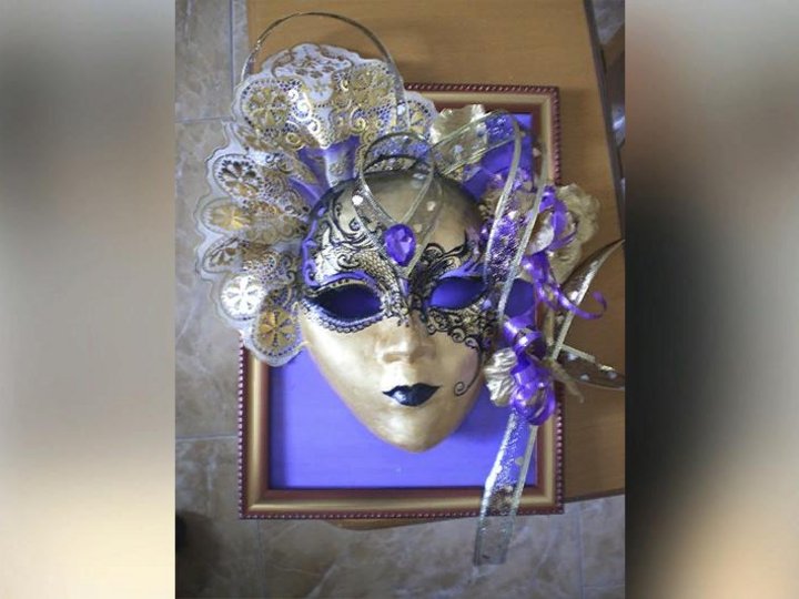 Театр маска бовари. Венецианские маски вайлдберриз. Театральные маски в интерьере. Сувенирные венецианские маски. Венецианские маски в интерьере.