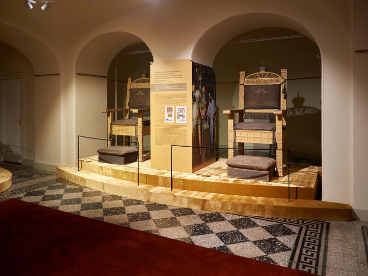 <small>Автор: Музей-заповедник Гатчина.</small> <small>Источник: https://gatchinapalace.ru/events/exhibitions/4282/.</small>