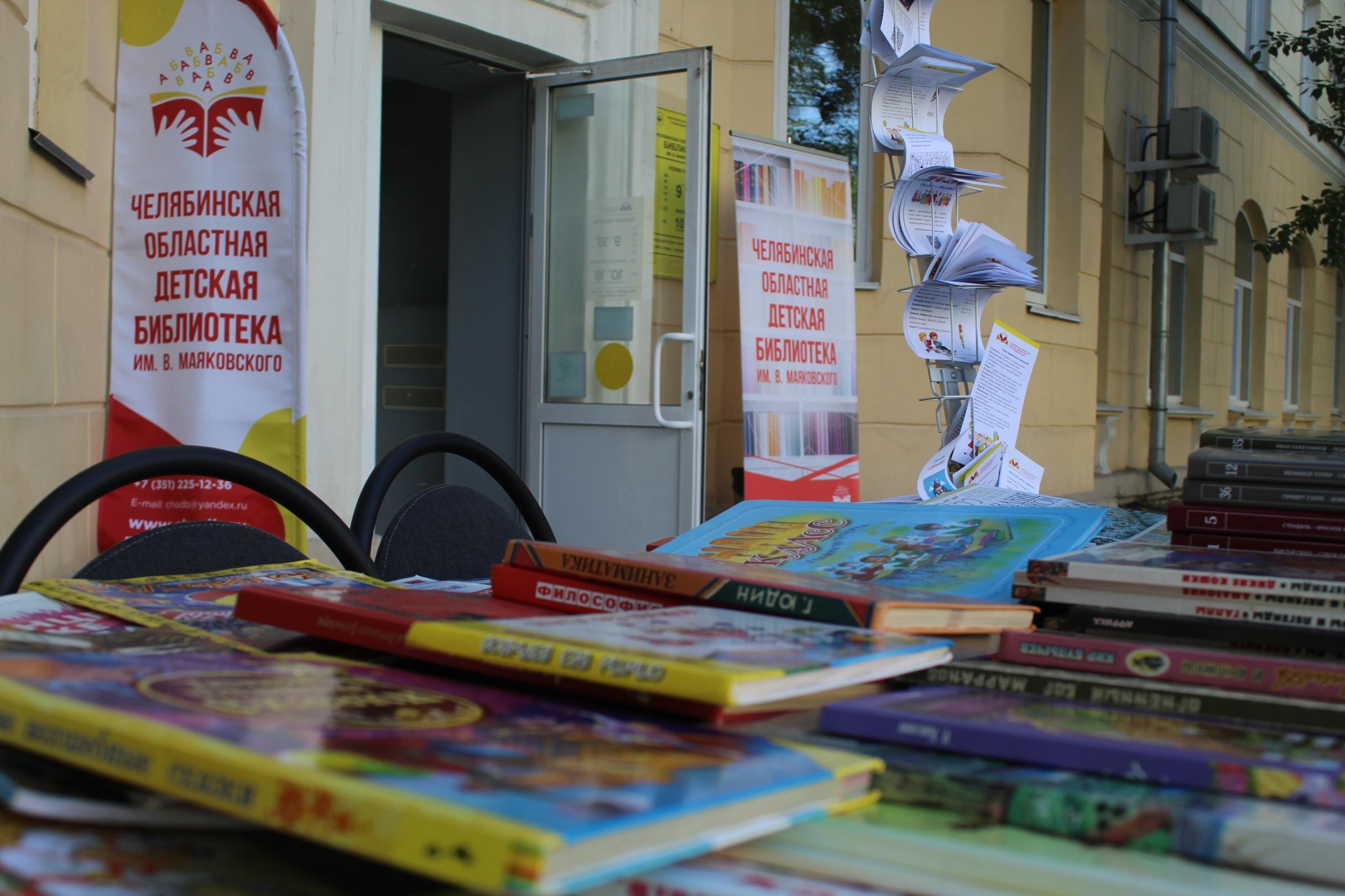 Обзор книжной выставки «Игрушки – герои книг»