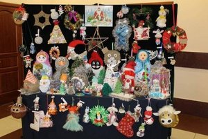 Выставка новогодних игрушек в разной технике вязания.