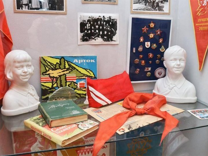 Выставка советских школьных принадлежностей «В школьном портфеле»