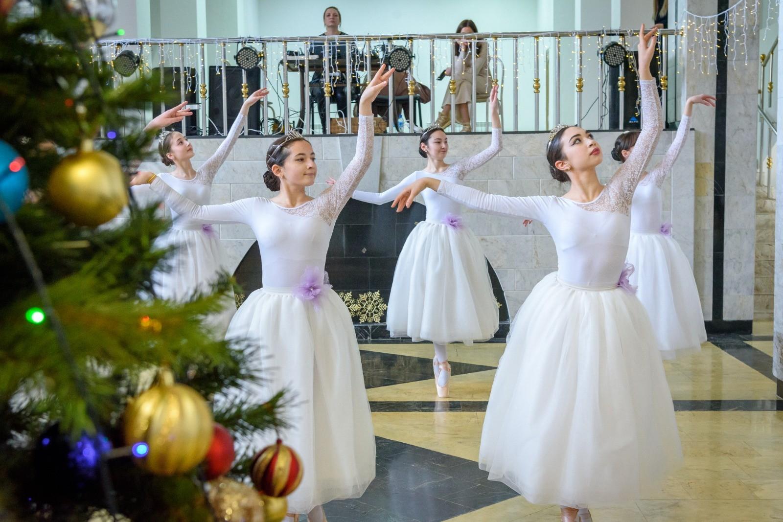 Представление «Новогоднее волшебство, или Заколдованное яблоко»