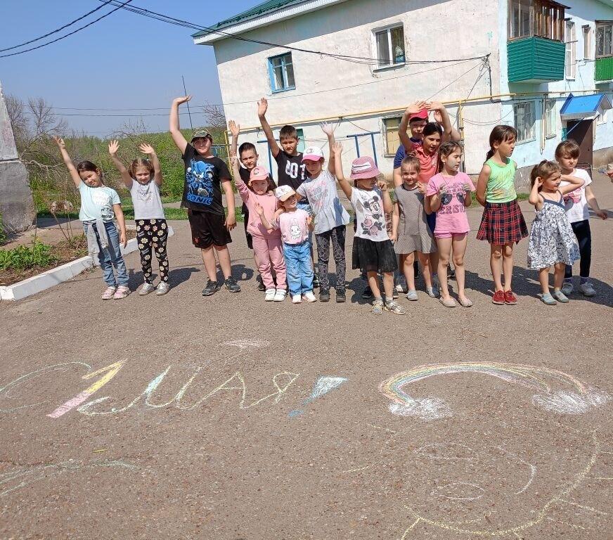Рисунки на асфальте «Веселый первомай»