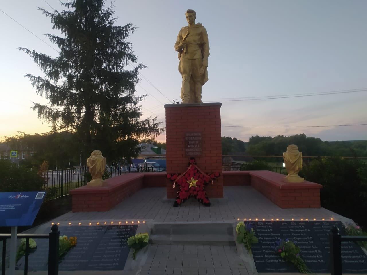 Торжественное возложение цветов к братской могиле советских воинов «Связь поколений»