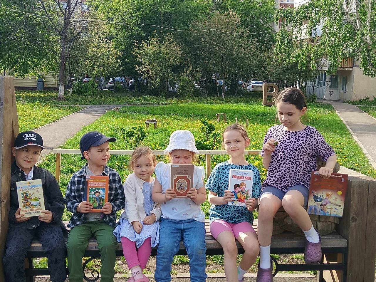 Акция «Лето с книжкой на скамейке!»