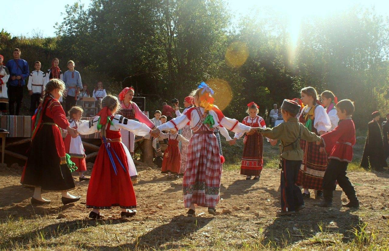 Хоровод в селе картина