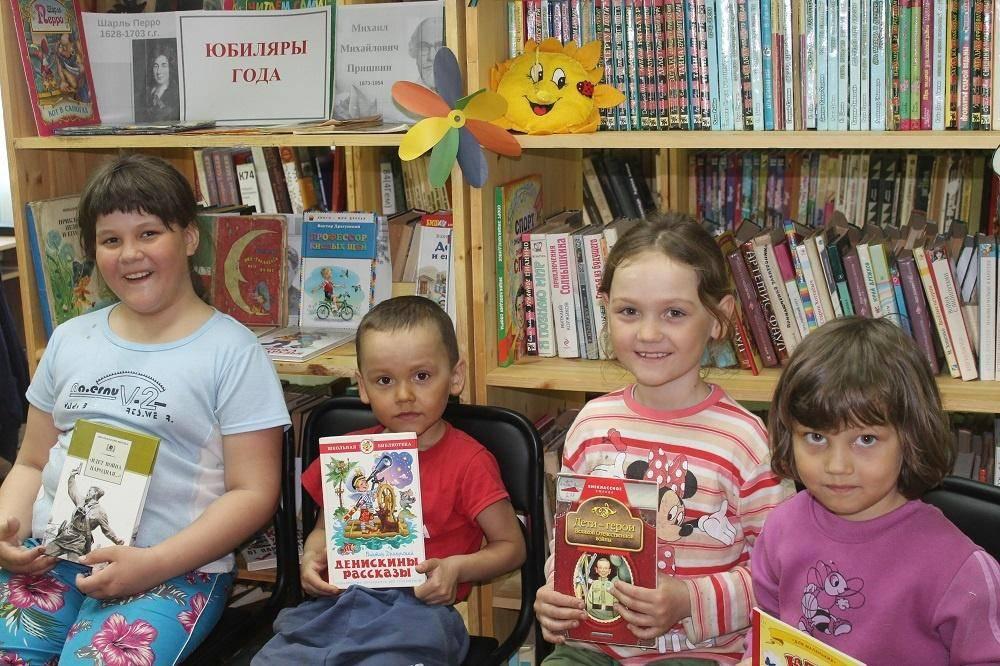 Книжная выставка – предложение «Вместе с книгой на каникулы»
