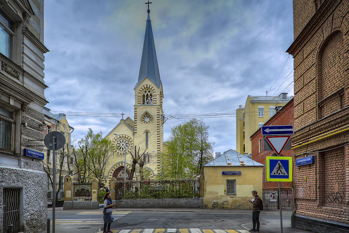 Москва храм петра. Собор Петра и Павла в Старосадском переулке. Кафедральный собор святых Петра и Павла (Москва). Лютеранский собор Петра и Павла. Кирха Петра и Павла в Москве.