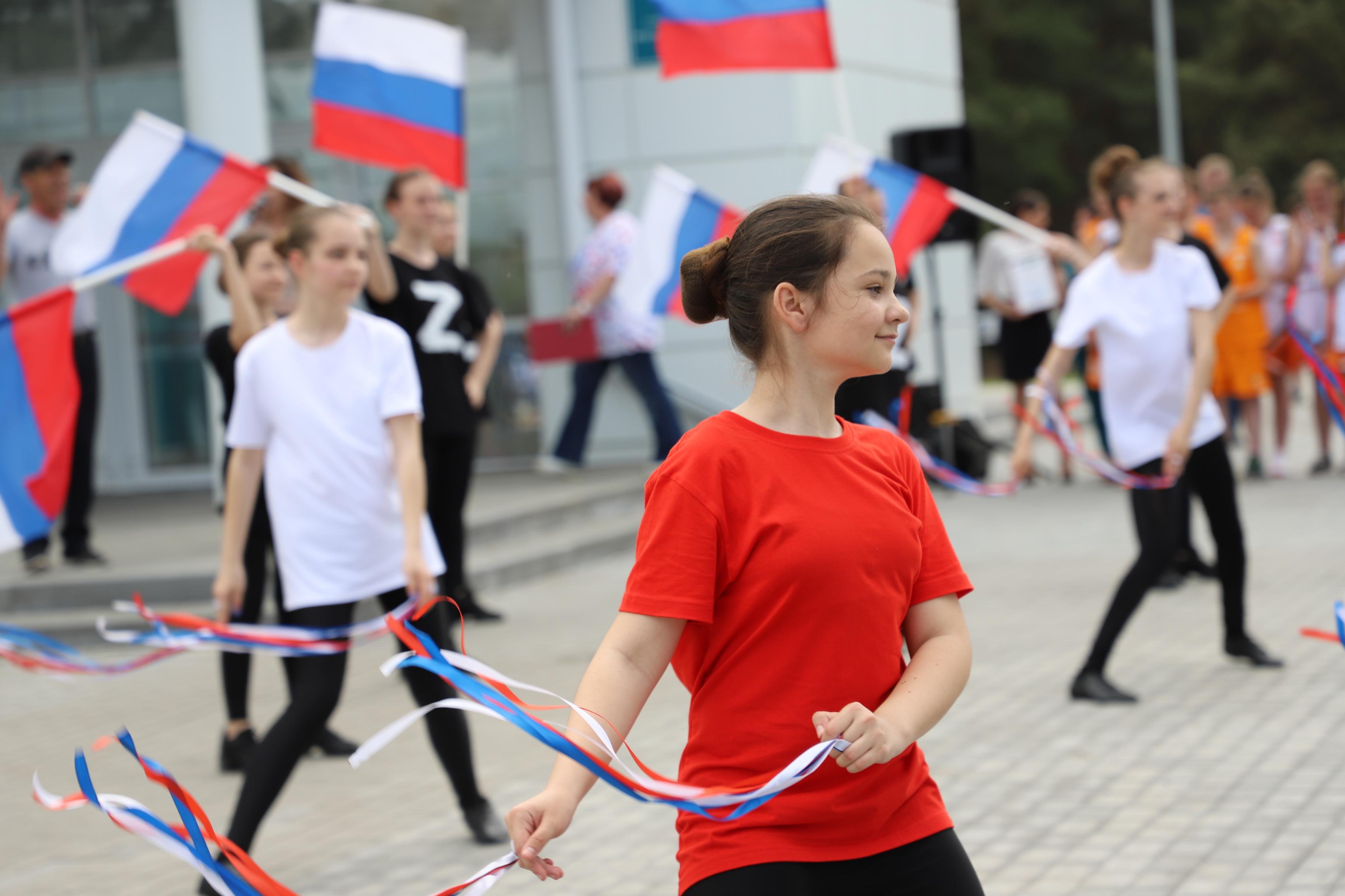 Танцевальный флешмоб «Россия-Россиюшка»