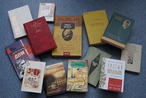 Книжная выставка: «Аллеи любви и памяти»