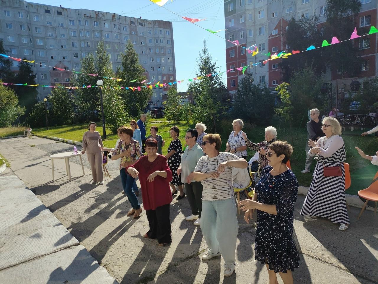 Танцплощадка «Танцы летнего сквера»
