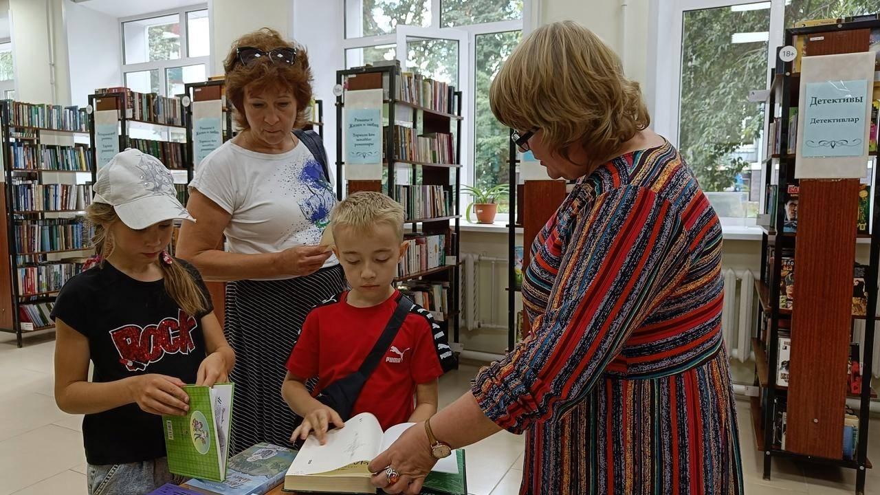 Книжная выставка «Правила движения – достойны уважения!»