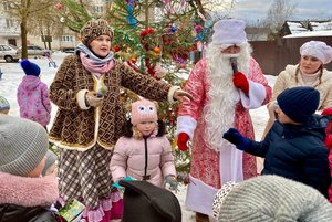 Новогодний праздник во дворе.