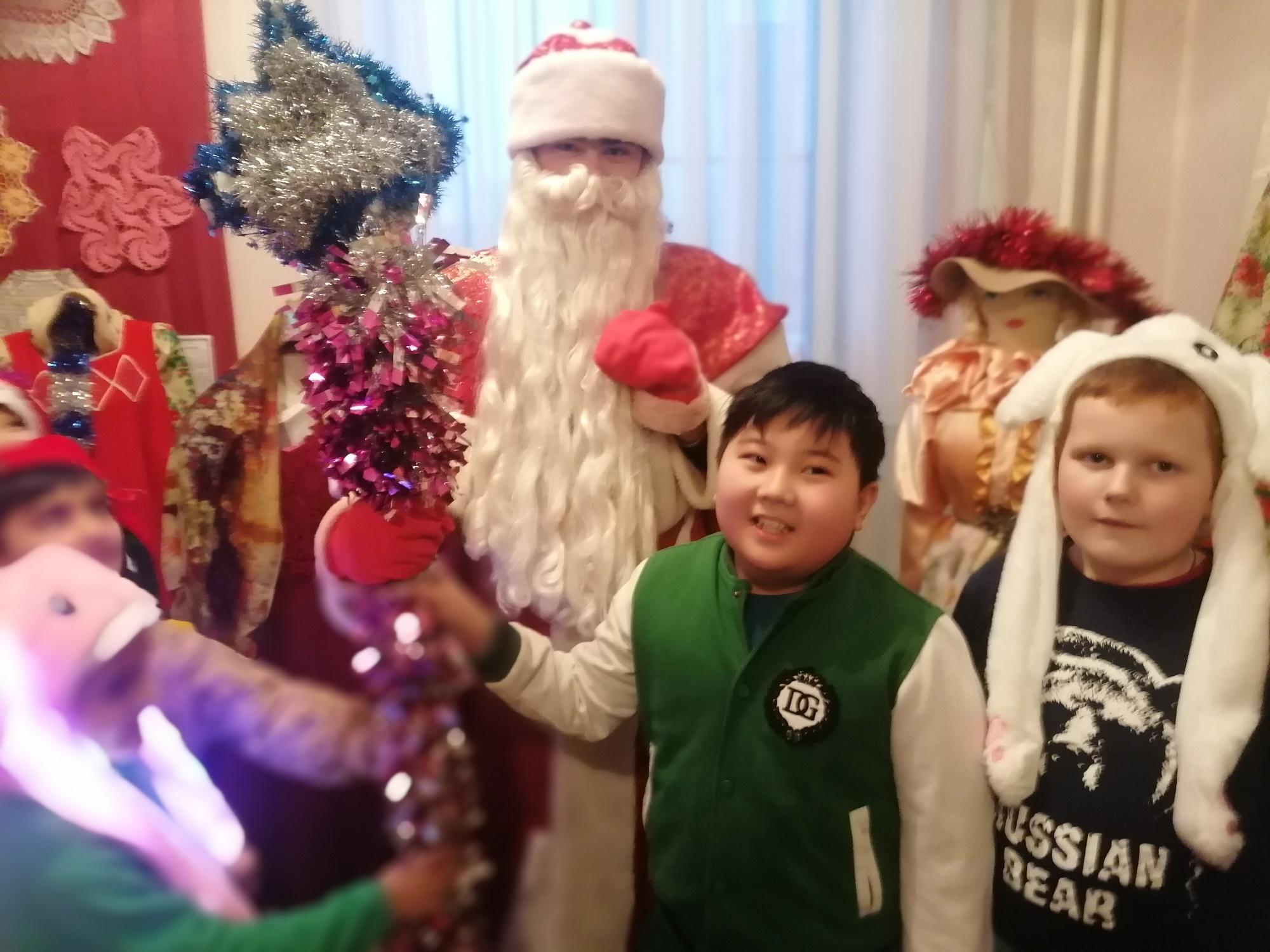 «Забавы у новогодней елки»