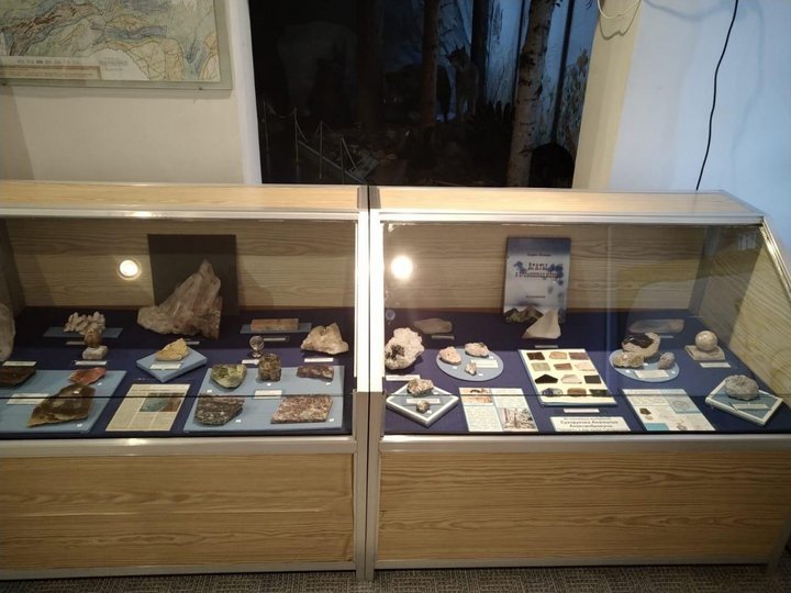 Выставка минералов из коллекции Сухорукова А.А.
