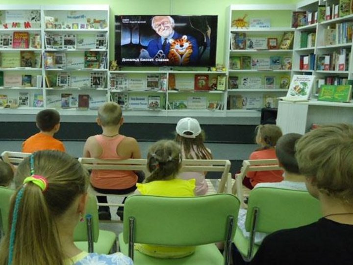 Screening library. Шацкая детская библиотека. Картинки для экрана в библиотеку.