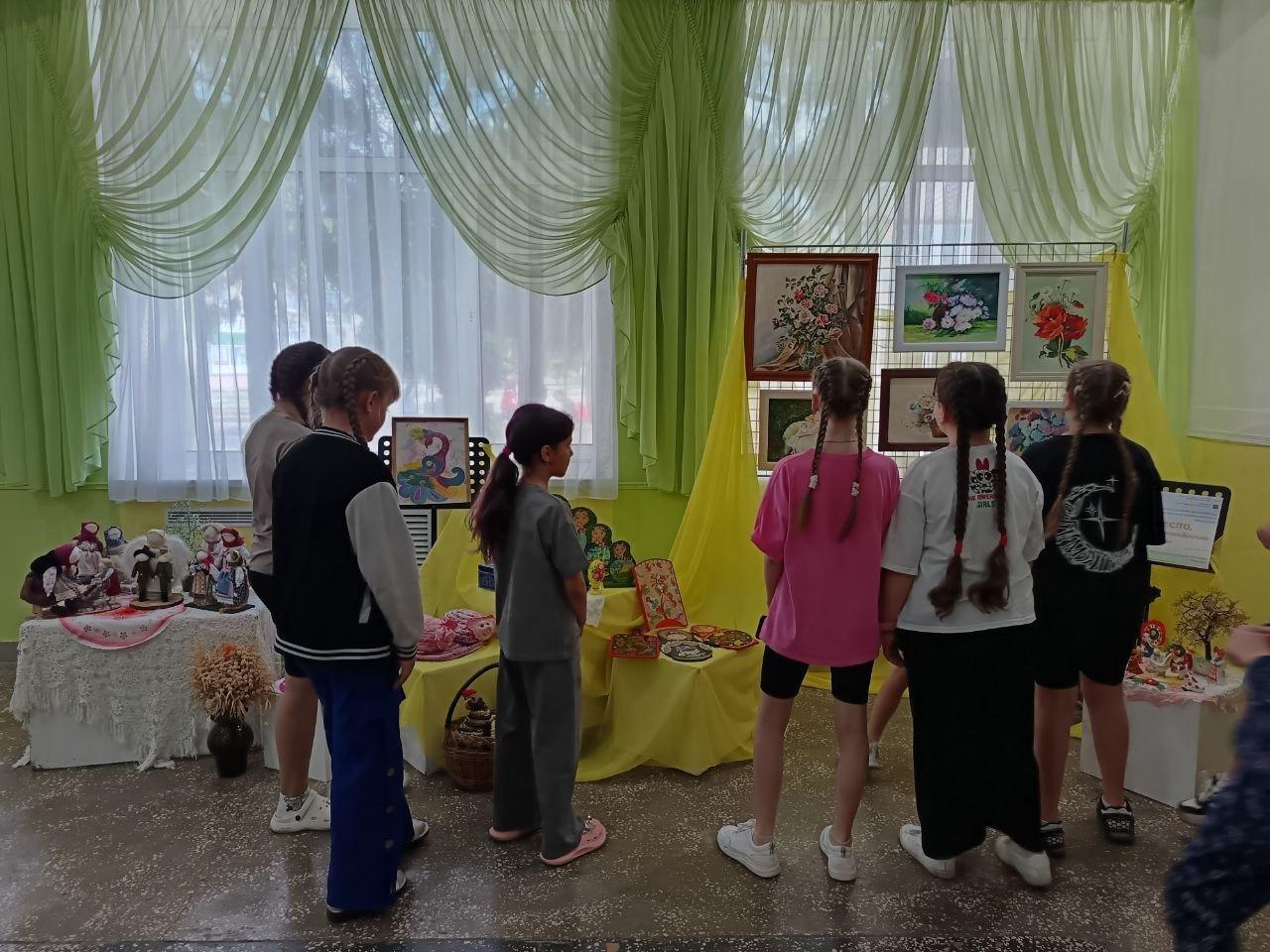 Выставка «Яркие краски весны»