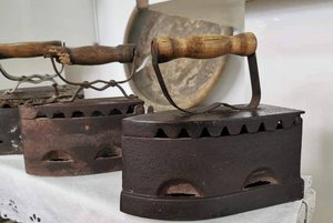 Выставка «Утюги и их предки»