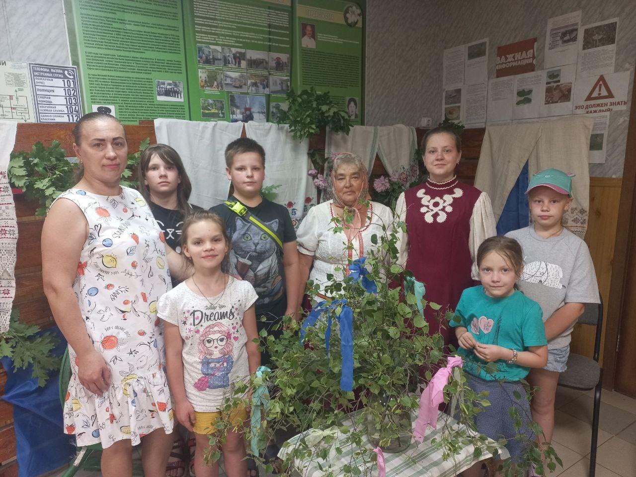 Фольклорный час «Берёзку наряжаем - Троицу встречаем»