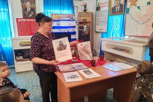 Познавательный час «В России нет семьи такой, где бы ни был свой Герой»