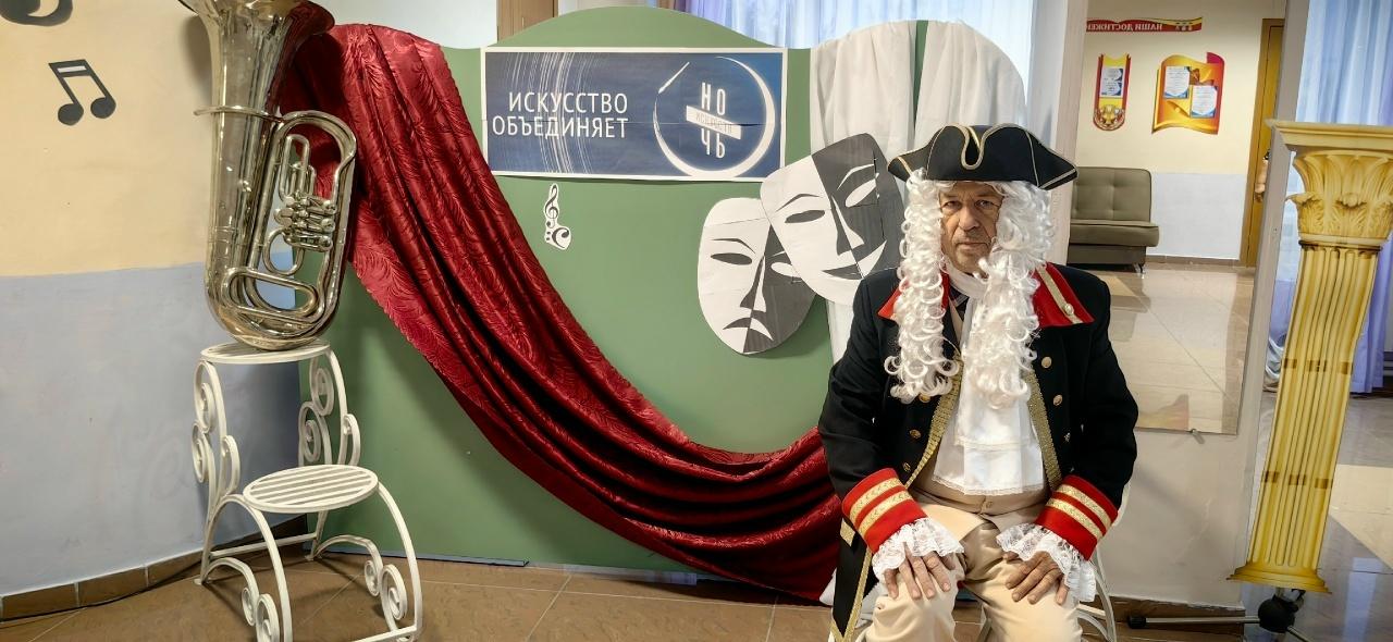 Развлекательная программа «По обе стороны кулис»