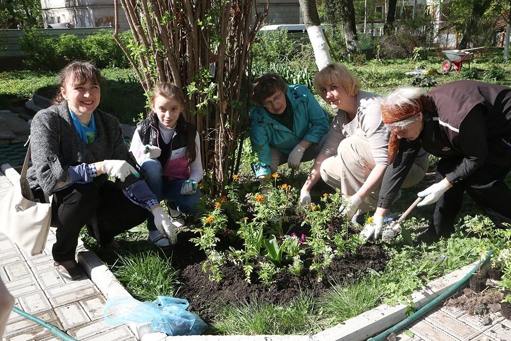 Экологическая акция «Сажаем цветы на усадьбе Смидовичей»