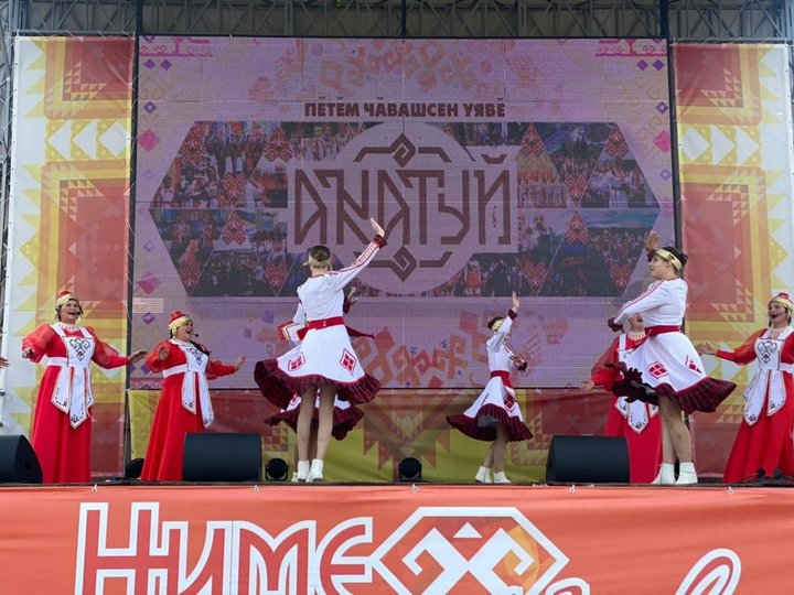 Народные коллективы регионов России украсили IX Всечувашский «Акатуй»