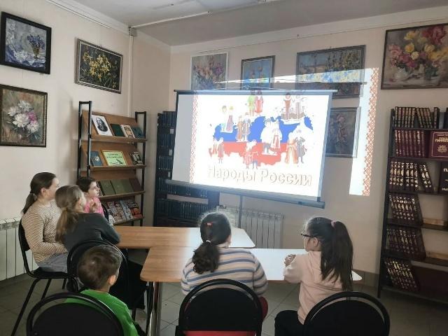 «По дорогам дружбы»–мультимедийное путешествие по традициям народов России