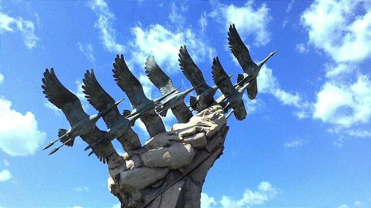 Литературно-патриотический час «Летят в бессмертье журавли»