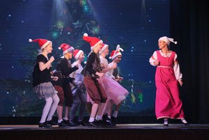 Новогоднее представление «Праздник к нам приходит»