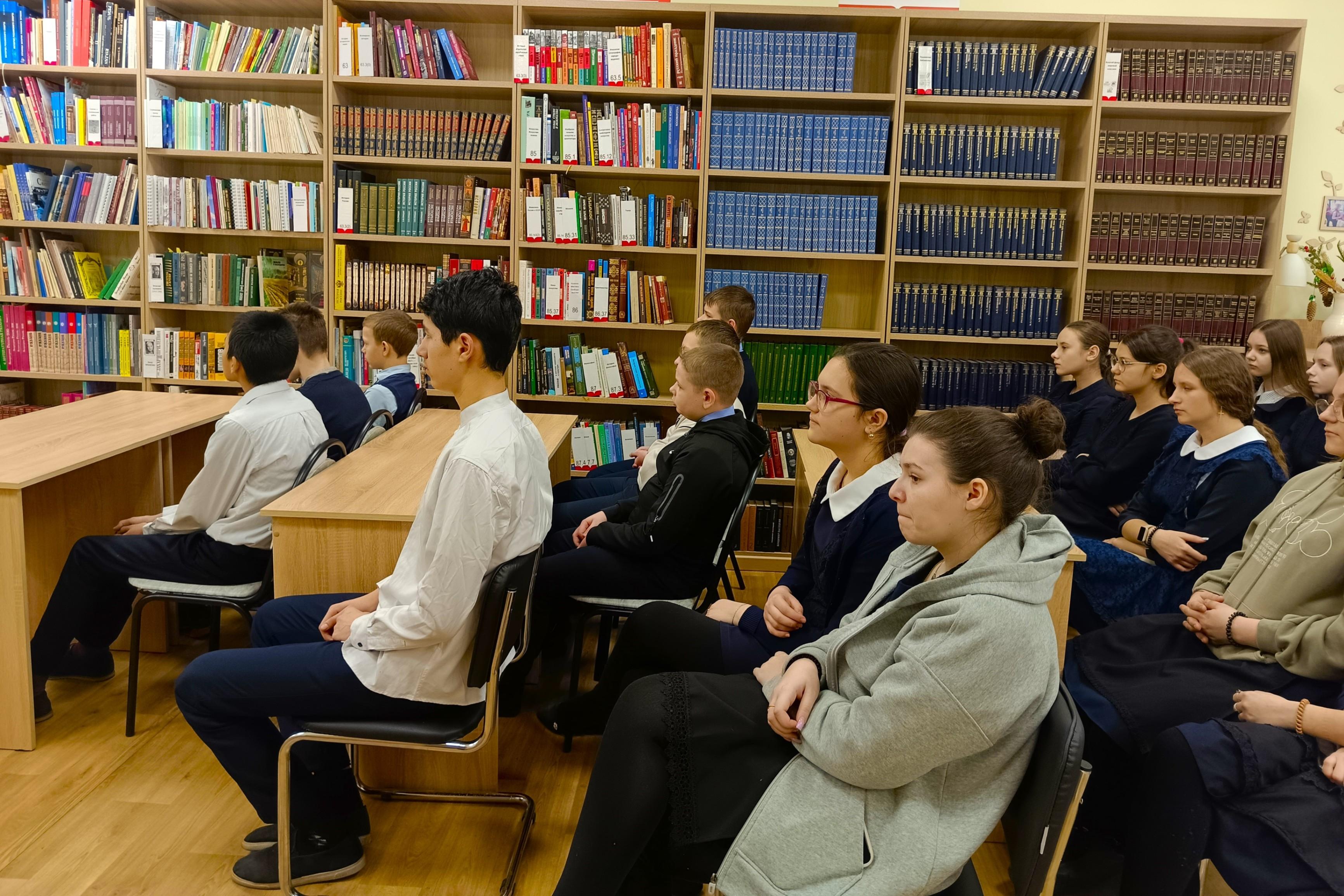 Книжная выставка «А в книжной памяти мгновения войны»