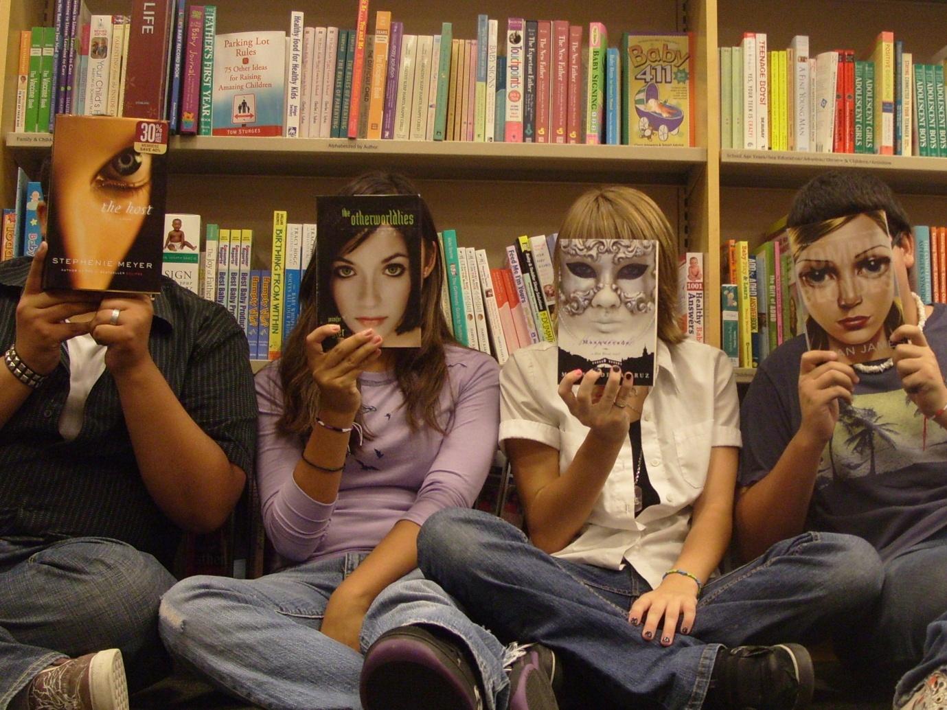 Что читает современная молодежь. Подросток с книгой. Креативная фотосессия в библиотеке. Современная молодежь. Подростки в библиотеке.