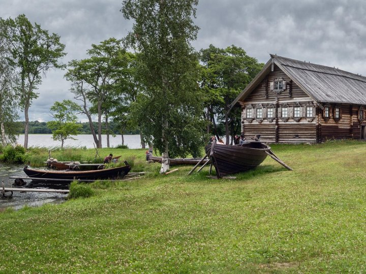 Выставка традиционного судостроения на острове Кижи (дом Сергеева)